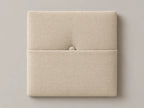 Cabecero modular tela tejida beige, capitoné con bolsillo a media altura y botón tapizado central. Módulo de 30 × 30 × 3,5 cm.