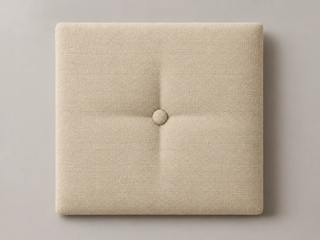 Cabecero modular tela tejida beige, capitoné con botón tapizado central. Módulo de 30 × 30 × 3,5 cm.