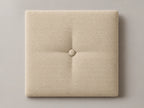 Cabecero modular tela tejida beige, capitoné con botón tapizado central. Módulo de 30 × 30 × 3,5 cm.
