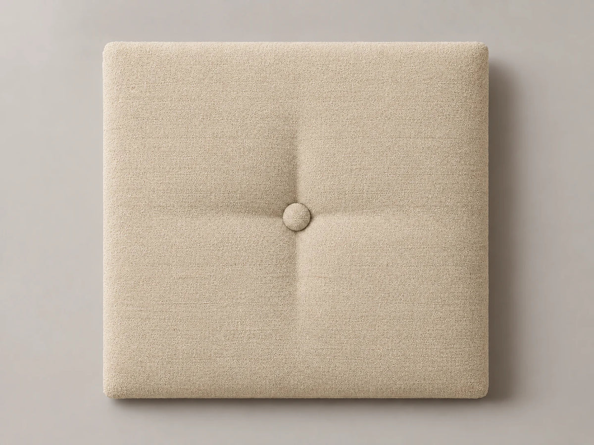 Cabecero modular tela tejida beige, capitoné con botón tapizado central. Módulo de 30 × 30 × 3,5 cm.