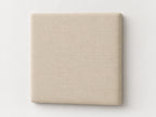 Cabecero modular · Vista del acabado tela tejida beige en un módulo liso de 30 × 30 × 3,5 cm