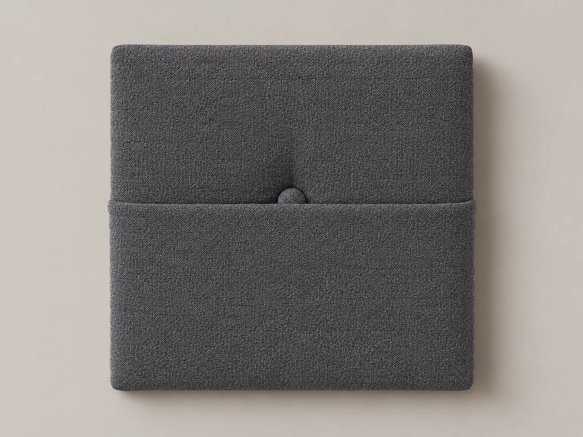 Cabecero modular tela tejida gris, capitoné con bolsillo a media altura y botón tapizado central. Módulo de 30 × 30 × 3,5 cm.