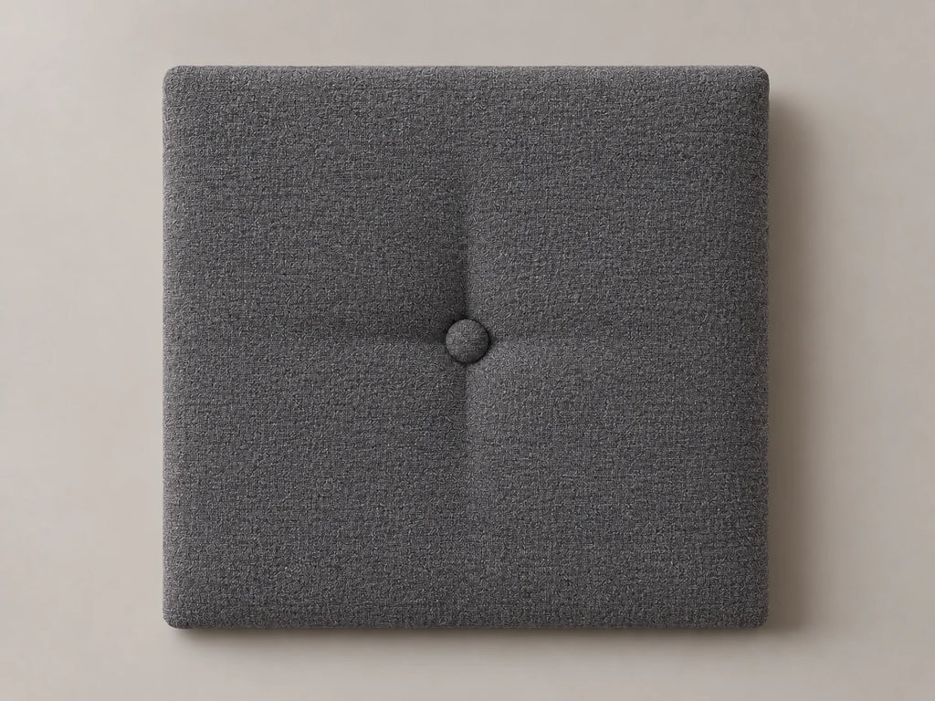 Cabecero modular tela tejida gris, capitoné con botón tapizado central. Módulo de 30 × 30 × 3,5 cm.