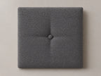 Cabecero modular tela tejida gris, capitoné con botón tapizado central. Módulo de 30 × 30 × 3,5 cm.