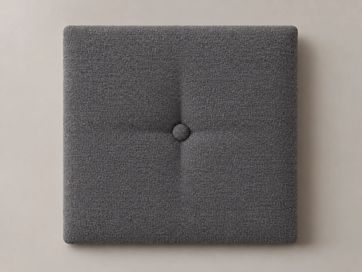Cabecero modular tela tejida gris, capitoné con botón tapizado central. Módulo de 30 × 30 × 3,5 cm.