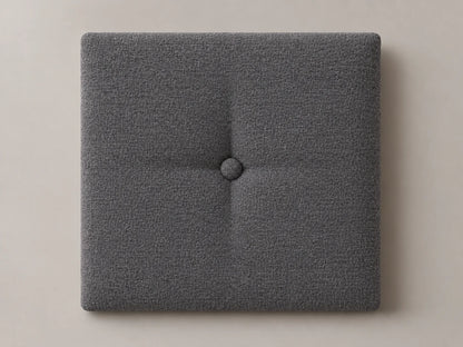 Cabecero modular tela tejida gris, capitoné con botón tapizado central. Módulo de 30 × 30 × 3,5 cm.