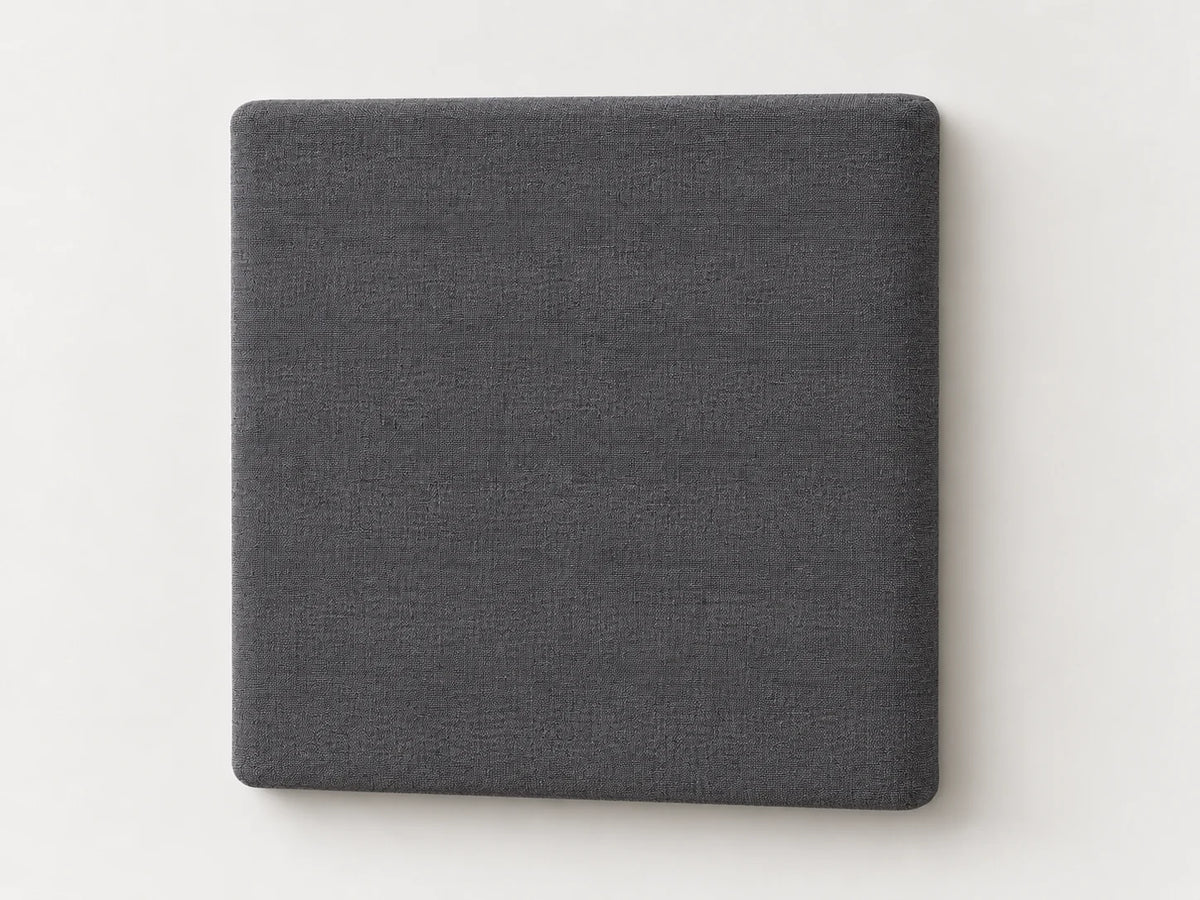 Cabecero modular · Vista del acabado tela tejida gris en un módulo liso de 30 × 30 × 3,5 cm