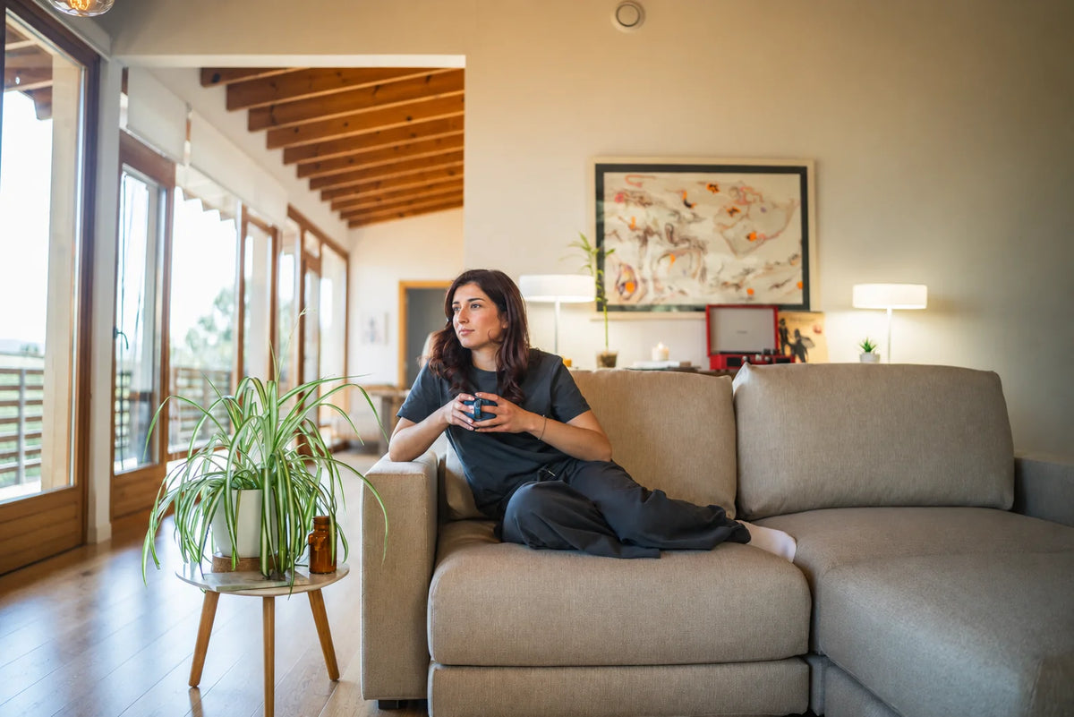 Una persona disfrutando de un sofá Modular beige en casa